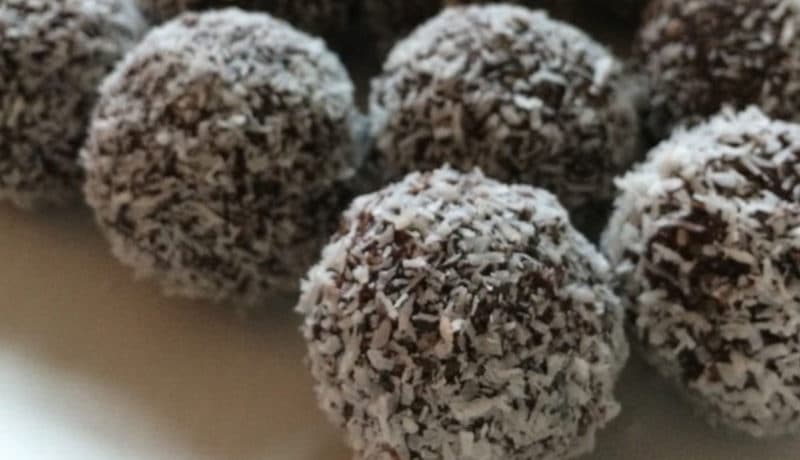 Plan rapproché de boules d'énergies au chocolat avec de la noix de coco râpée