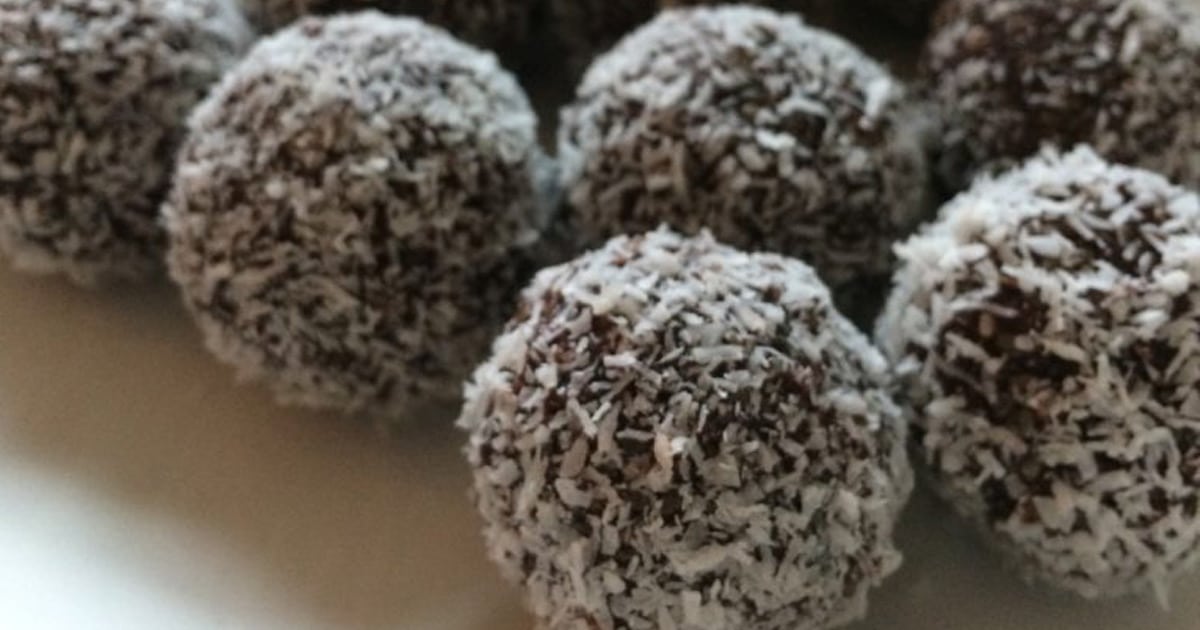 Plan rapproché de boules d'énergies au chocolat avec de la noix de coco râpée