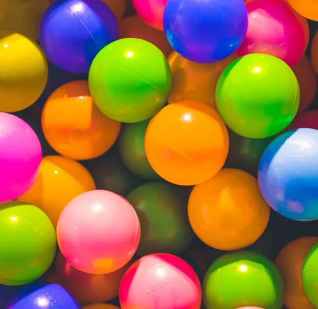 Plan rapproché de balles de plastique colorées