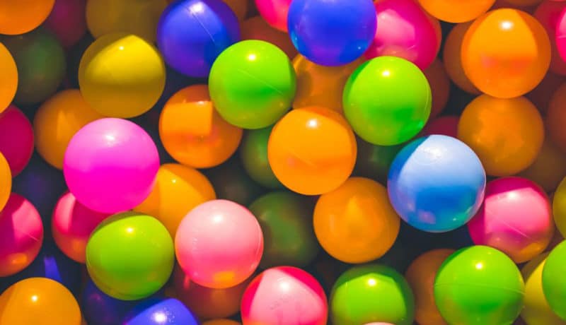 Plan rapproché de balles de plastique colorées