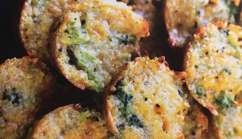 Plan rapproché de bouchées de cheddar, brocoli et quinoa