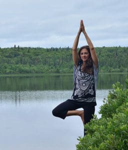 Brigitte Robitaille en train de faire un exercice au lac