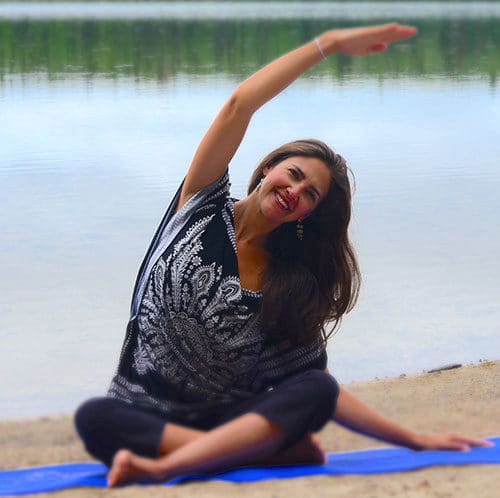 Brigitte Robitaille en train de faire l'exercice de la sirène au lac