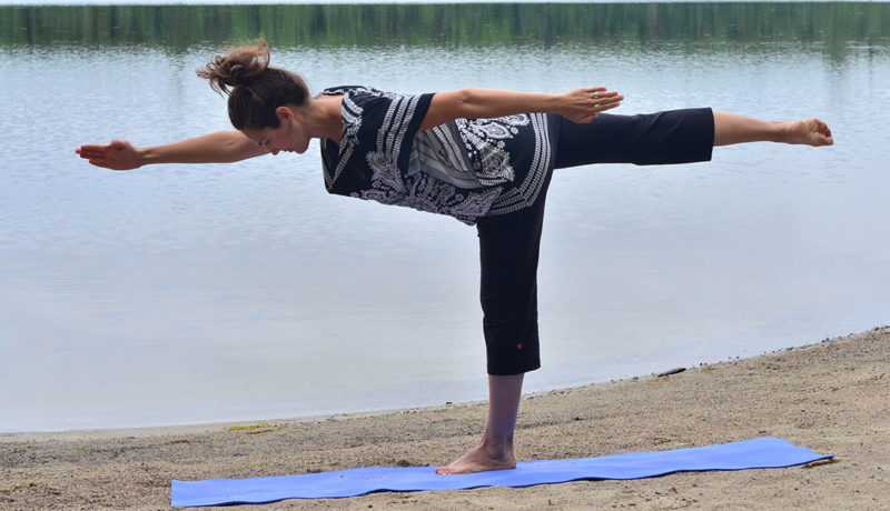 Brigitte Robitaille en train de faire un exercice au lac