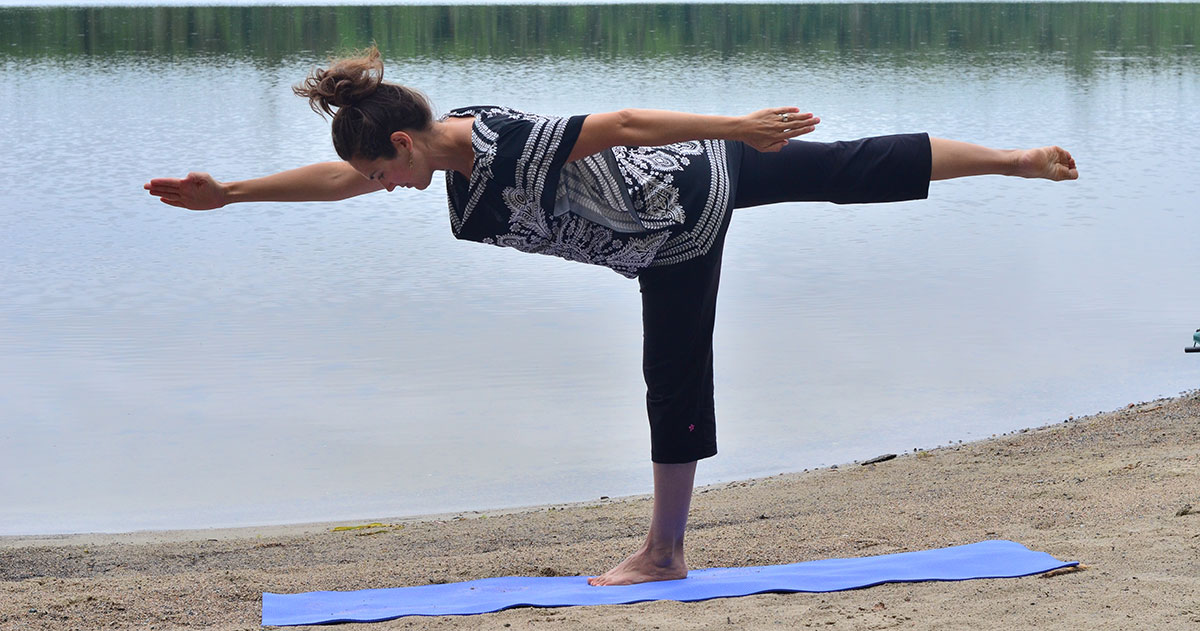 Brigitte Robitaille en train de faire un exercice au lac