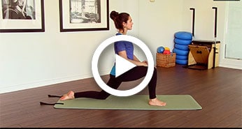 Brigitte Robitaille effectuant des exercices sur un matelas de yoga